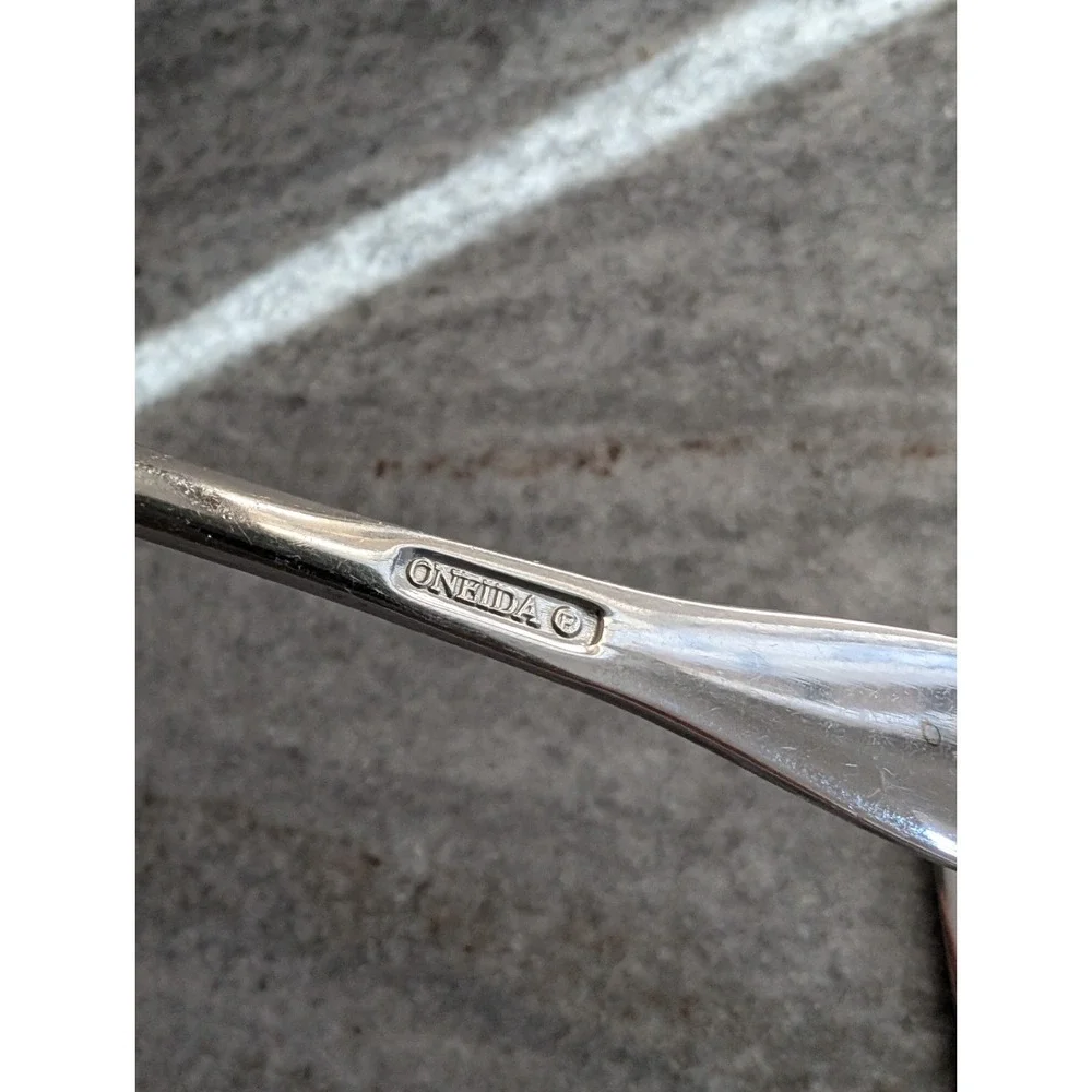 ONEIDA SURGE STAINLESS FLATWARE CHINA 8-PCS.